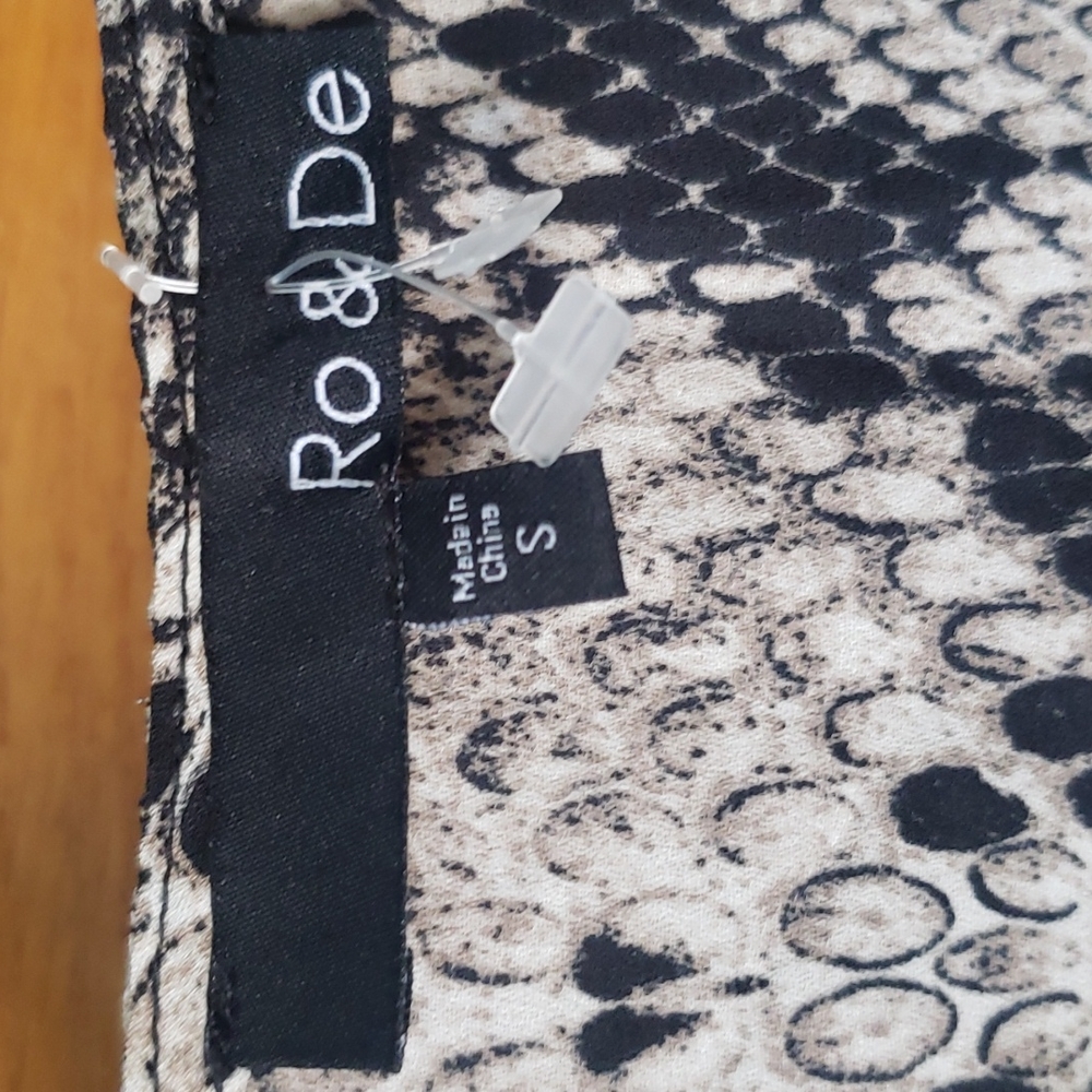 Ro & De Python Print Blouse - Picture 4 of 9